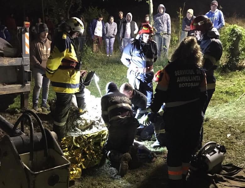 TRAGIC! Un tânăr de 20 ani din Pomârla a murit după ce fost prins sub un mal de pământ – FOTO