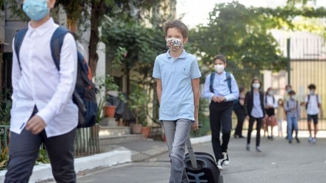Județul din România în care masca e obligatorie și la 100 de metri de școală