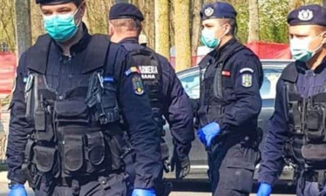 Jandarmii verifică dacă botoșănenii poartă masca de protecție în jurul unităților de învățământ