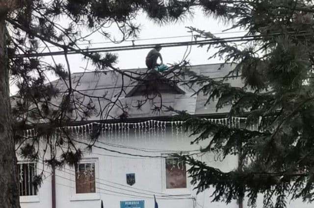 Protest în zorii zilei la Vârfu Câmpului. Un adolescent s-a urcat pe primărie