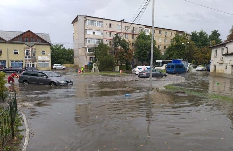 O ploaie de 40 de minute a paralizat Botoșaniul. Zeci de mașini au rămas blocate după ce mai multe străzi au fost inundate – FOTO