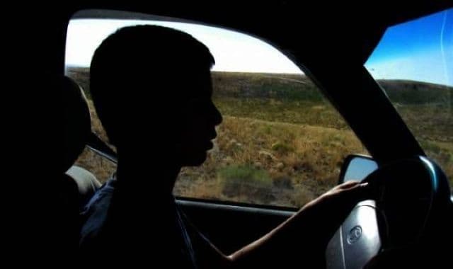 Un băiat de 14 ani a furat mașina părinților și a plecat la plimbare. Aventura s-a terminat în gardul unui imobil