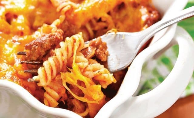 Macaroane cu carne şi brânză la cuptor