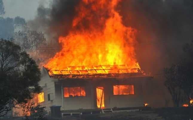 TRAGIC: Bătrână arsă de vie într-un incendiu care i-a mistuit toată locuinţa