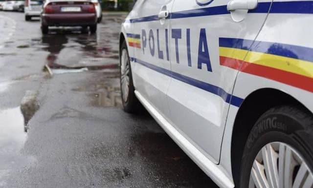 Un șofer a scăpat „ca prin urechile acului” după ce a izbit în plin un parapet