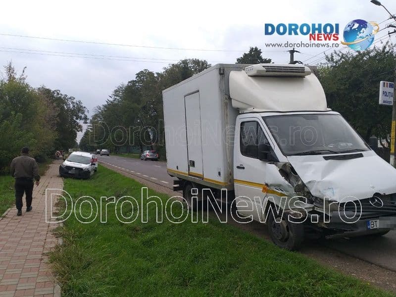 Accident la Brăești! Două mașini s-au ciocnit chiar în fața postului de poliție - FOTO