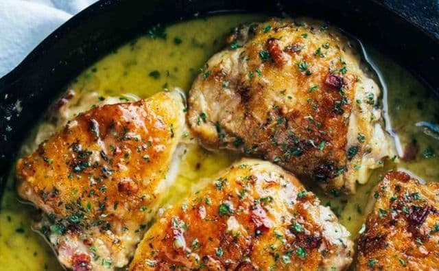 Pulpe de pui în sos de vin şi ierburi aromatice