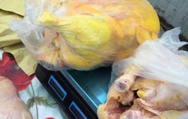 Cum s-au păcălit zeci de români, cumpărând pui vopsiți care erau vânduți ca păsări crescute la curte