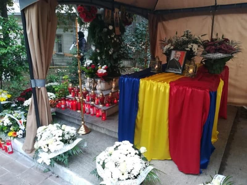 Trupul preotului Constantin Muha a ajuns la Dorohoi. A fost primit cu aplauze și smerenie - VIDEO