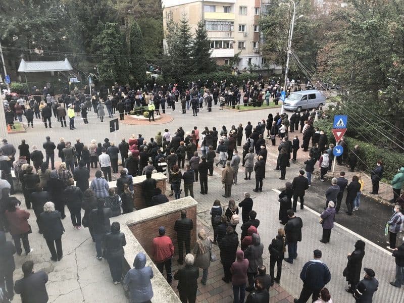 Preotul Constantin Muha a fost înhumat în curtea Bisericii Sf. Vineri din Dorohoi – VIDEO / FOTO