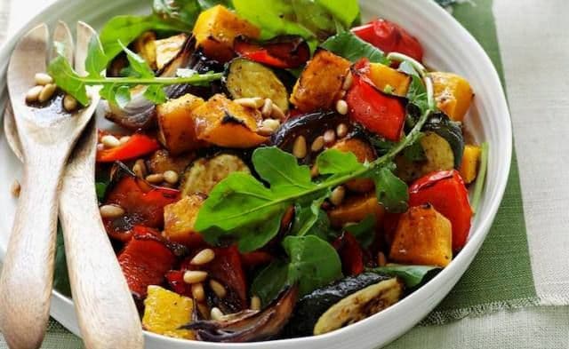 Salată caldă din legume la cuptor şi rucola