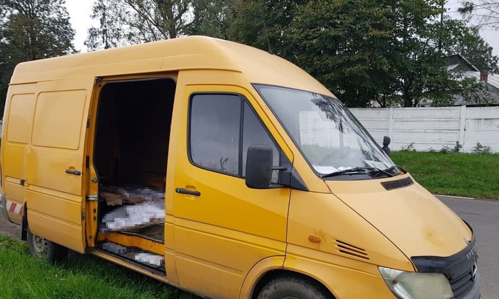 Transport ilegal de țigări abandonat la vederea polițiștilor de frontieră dorohoieni – FOTO