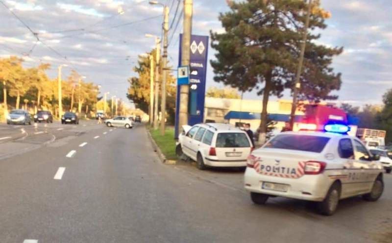 Accident: Din cauza neatenției a ajuns cu mașina într-un stâlp