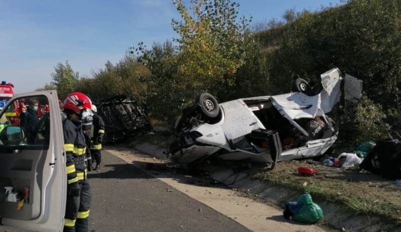 Accident GRAV:  Un botoșănean de 19 ani a murit, alte 13 persoane au fost rănite