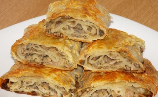 Plăcintă cu brânză și cu ciuperci