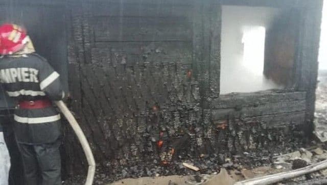 Bucătărie de vară și depozit de furaje distruse într-un incendiu
