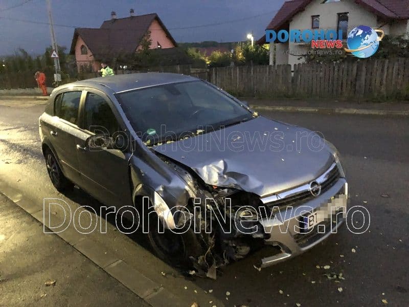 Pericol pe o stradă din Dorohoi! O mașină s-a izbit într-un stâlp - FOTO