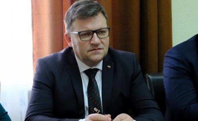 Aghiotanții de lux ai lui Orban îi jignesc pe botoșăneni în ultimul hal și îi fac analfabeți, iar pe cadrele medicale din Botoșani picate din lună! Să