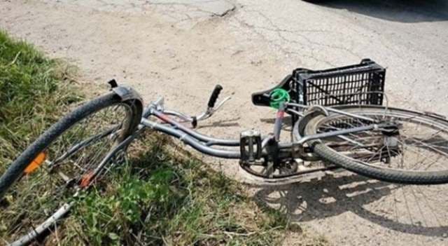 Femeie pe bicicletă lovită de o maşină în localitatea Cristinești. Biciclista era băută!