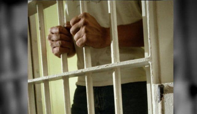 Botoșănean „săltat” de poliţişti dus la Penitenciar. Avea o condamnare de „instigare la abuz în serviciu”
