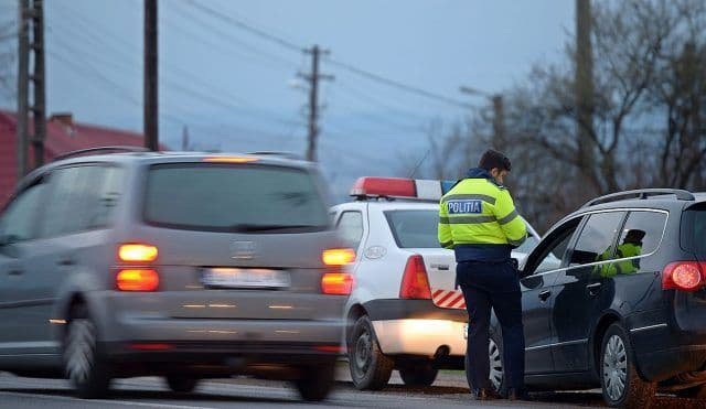 Șofer BĂUT la volan, în ZIG-ZAG pe șosea