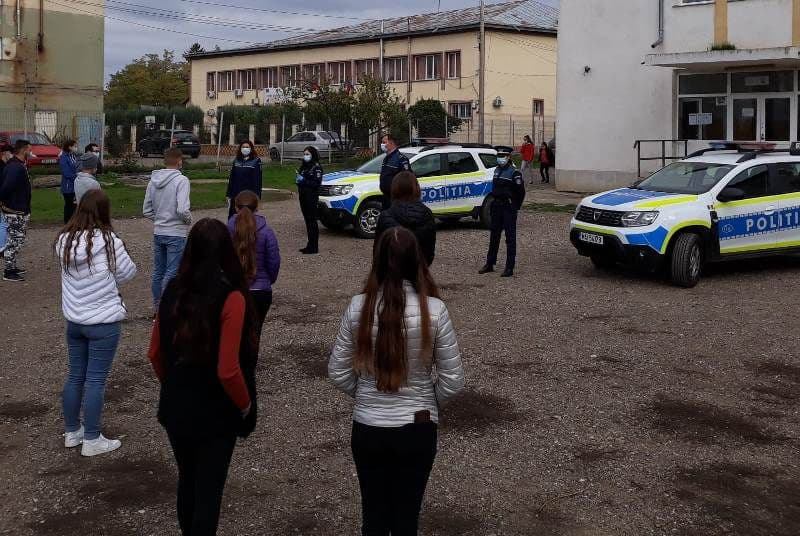 Campanie de informare a elevilor botoșăneni susținută de polițiști - FOTO