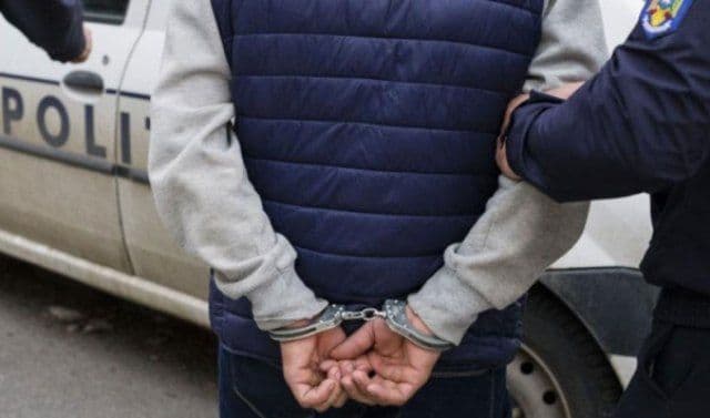 Botoșănean reținut după ce a fost depistat băut, fără permis, circulând haotic pe drum