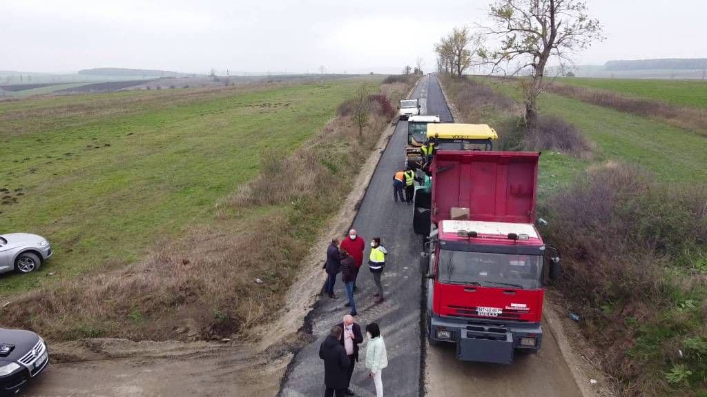 A început asfaltarea drumului județean Ionășeni - Mășcăteni - FOTO