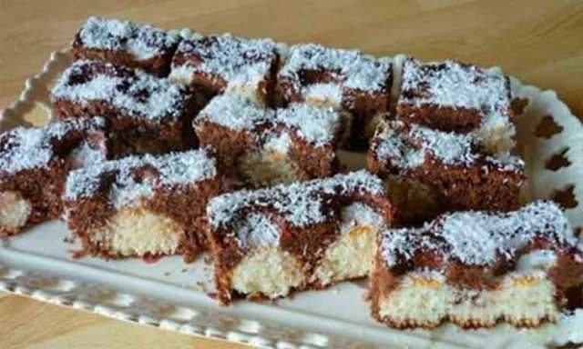 Prăjitură cu ciocolată și biluțe din nucă de cocos