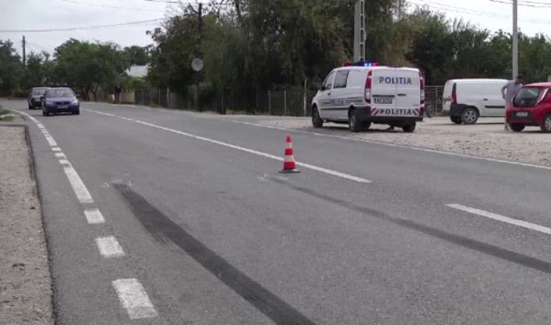 O femeie de 84 de ani a ajuns la spital după ce a traversat prin loc nepermis și a fost lovită de o mașină
