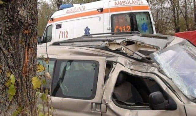 Fără permis, s-a urcat băut la volan şi a intrat cu maşina într-un copac