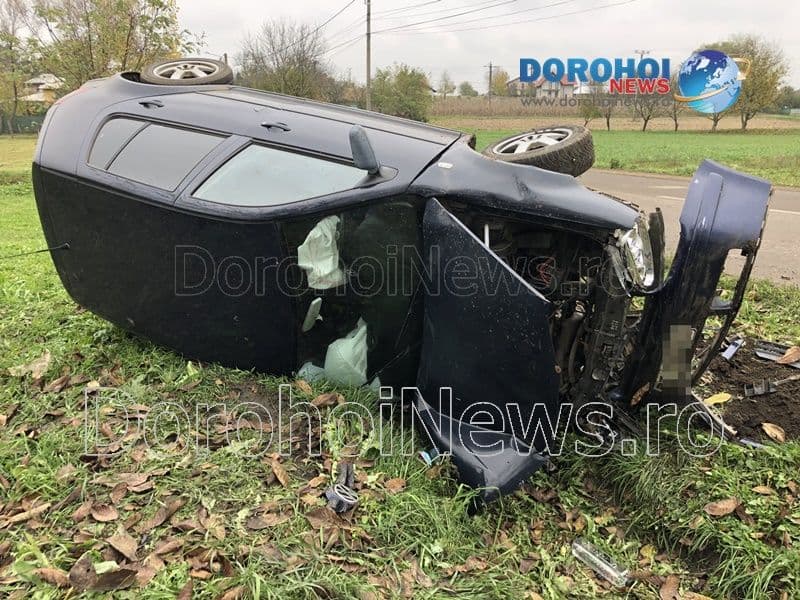 Accident la Loturi Enescu! Un tânăr s-a răsturnat cu mașina într-o curbă - FOTO