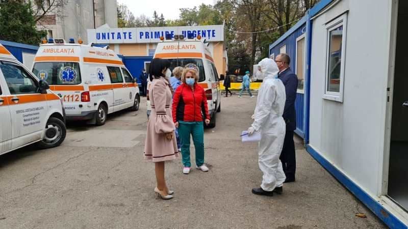 Două corturi de campanie montate în parcarea Spitalului Județean de Urgență „Mavromati” Botoșani - FOTO