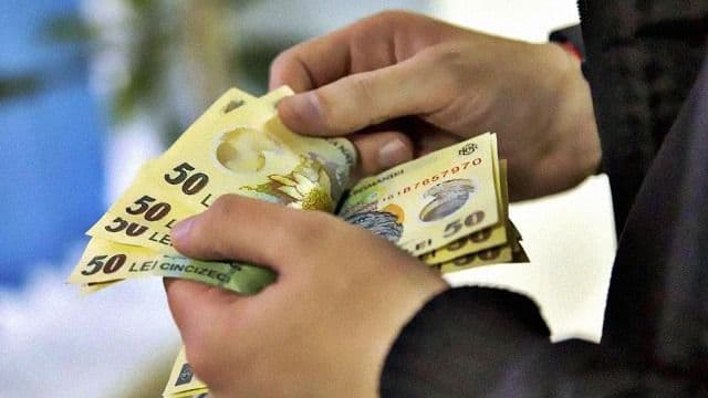 Se dau 180 de lei de persoană. Sute de mii de români vor primi banii lunar