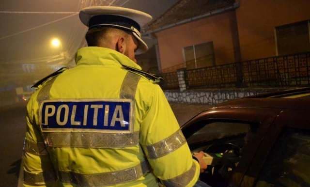 Inconștiență! Un botoșănean cu permisul reținut, a lovit o mașină parcată și a plecat mai departe