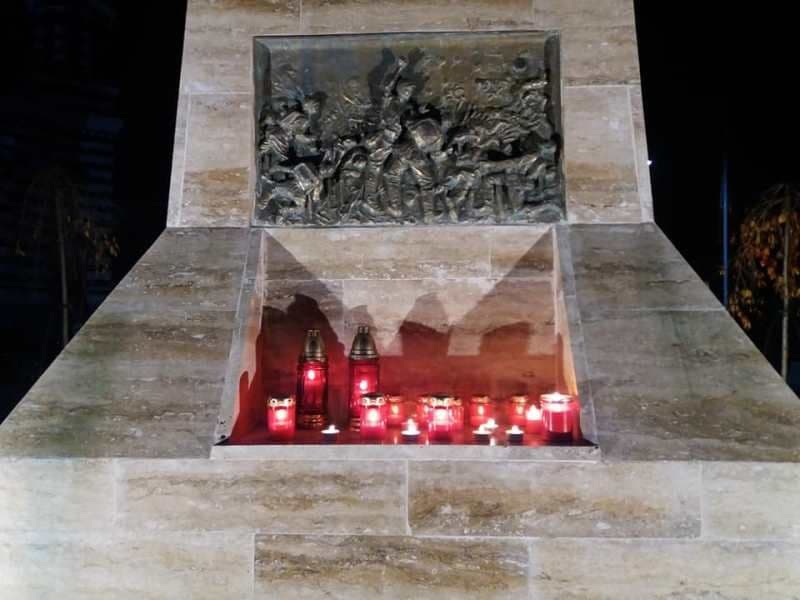 Moment de reculegere și lumânări aprinse la Dorohoi pentru victimele incendiului de la Piatra Neamț