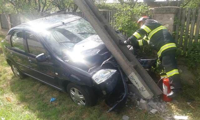 Șofer băut urmărit de polițiști mai bine de 10 km. Aventura s-a terminat într-un stâlp din beton