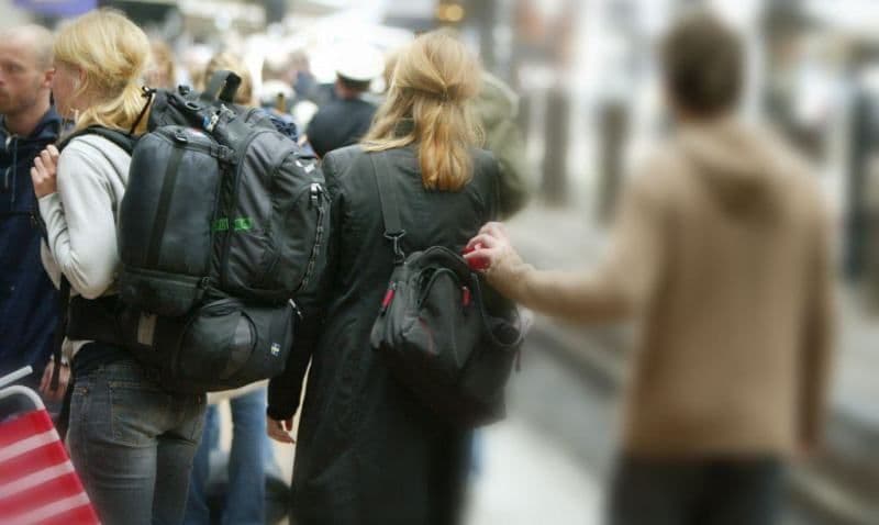 Hoţul „talentat” care i-a furat unei tinere portofelul din rucsac a fost reținut
