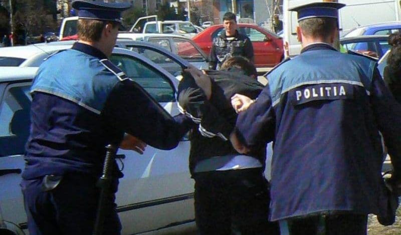 Doi tineri care au vrut să tâlhărească un bătrân au ajuns în arest
