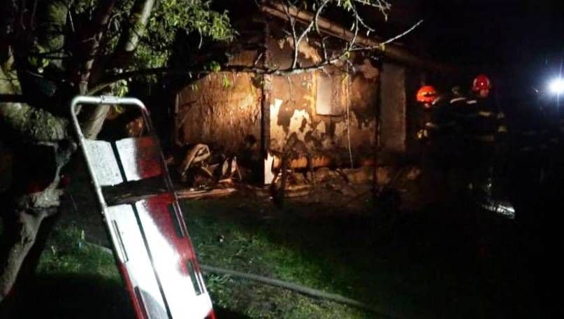 Doi fraţi din Botoşani au rămas orfani şi fără casă, după un incendiu devastator