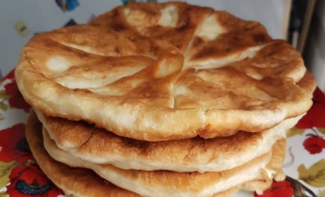 Plăcintă la tigaie cu brânză telemea