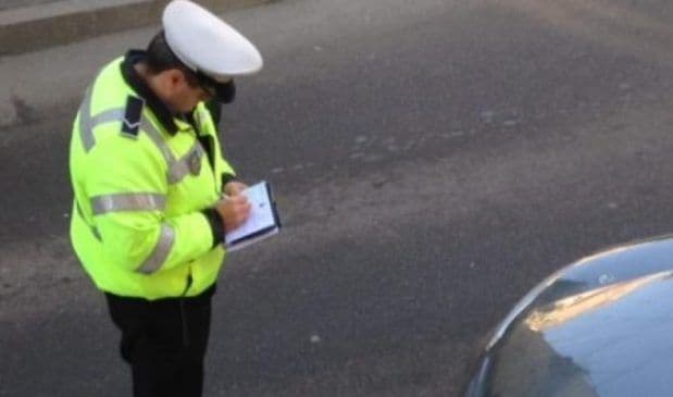 Acțiune a polițiștilor rutieri privind parcarea neregulamentară