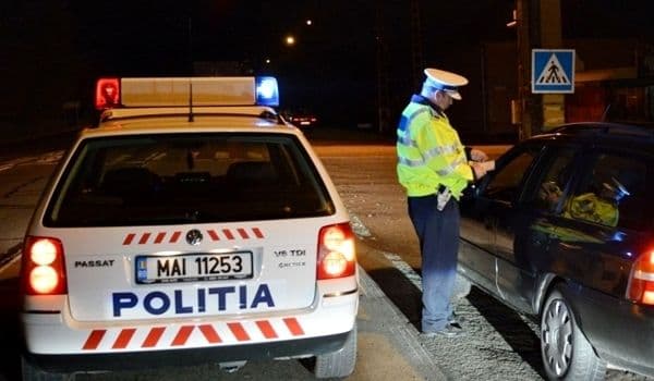Oprit de polițiști deoarece se deplasa haotic cu mașina