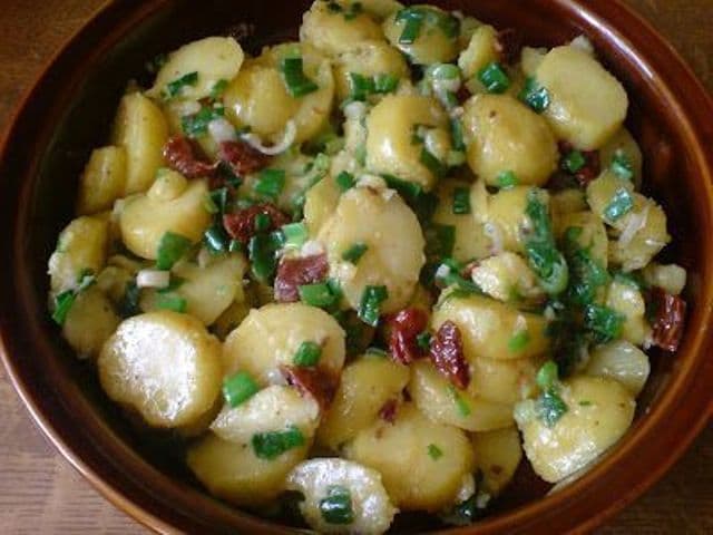 Salată caldă de cartofi