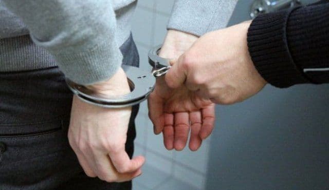 Tânăr din Bucecea reținut pentru lovire, șantaj și contrabandă