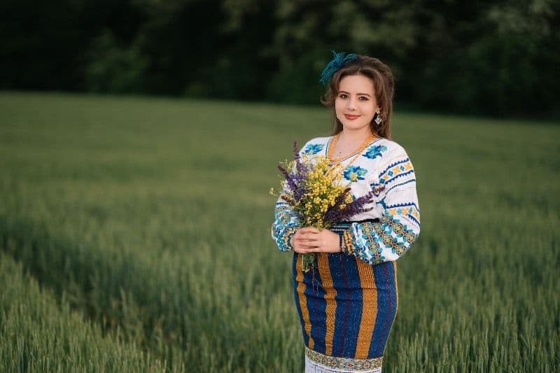 Tânăra Lavinia Strugariu prezentă la emisiunea „Daruri muzicale”, în debutul elevelor sale