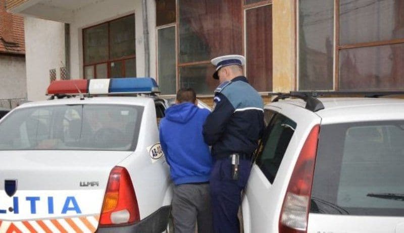 Minor cercetat pentru furt. A sustras portofelul din geanta unei tinere