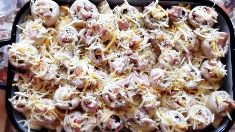 Ciuperci la cuptor umplute pe pat de cartofi