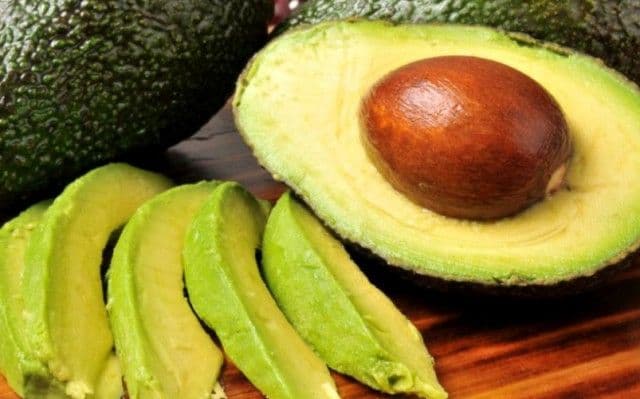 Sănătatea din farfuriile noastre: un avocado pe zi previne colesterolul rău