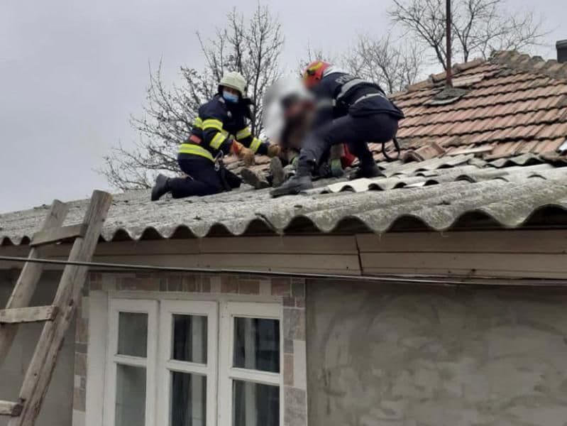 Bătrân salvat de pompieri după ce a suferit un accident vascular în timp ce repara acoperișul casei - FOTO